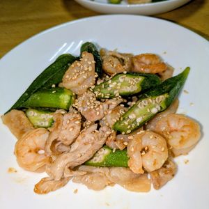 joe sanの作ってみた!投稿(豚こまとむき海老とオクラのスタミナマヨぽん炒め)